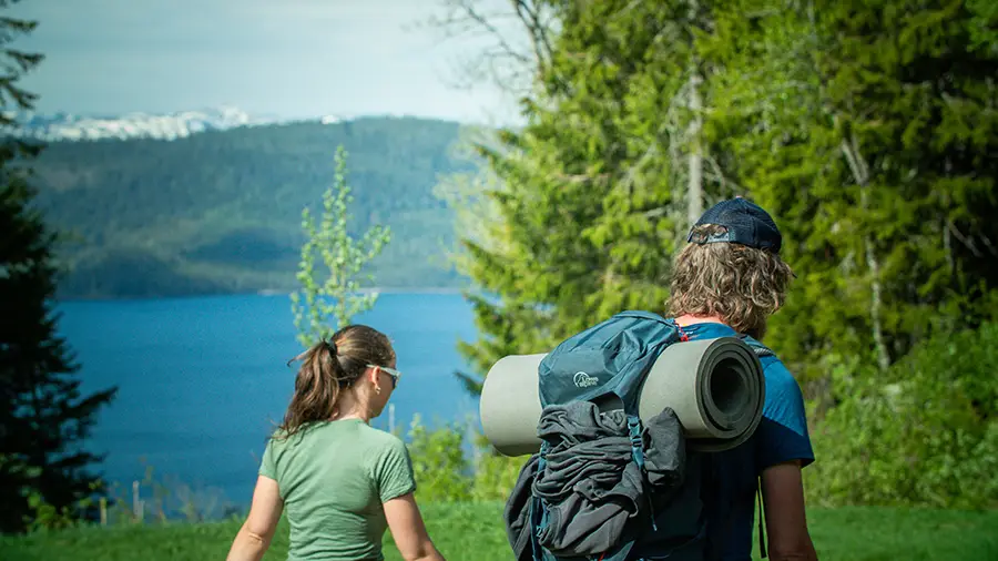 To personar går roleg tur saman i naturen