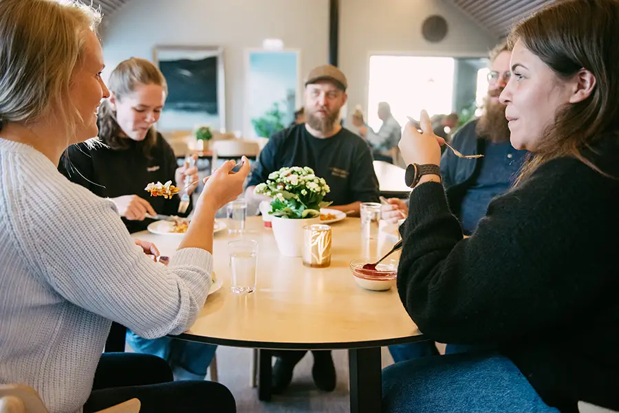 Personer i samtale rundt lunsjbordet