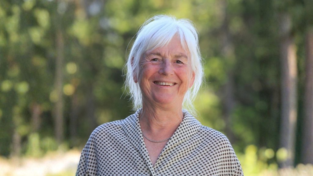 Portrett av Elisabeth Swensen utandørs ved AiR i Rauland, med skog i bakgrunnen.